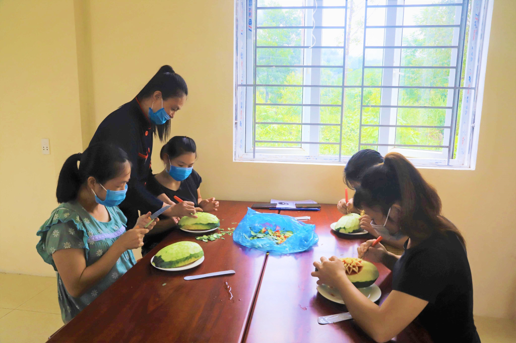 Lớp dạy nấu ăn cho học viên xã Đồng Tâm, huyện Bình Liêu.