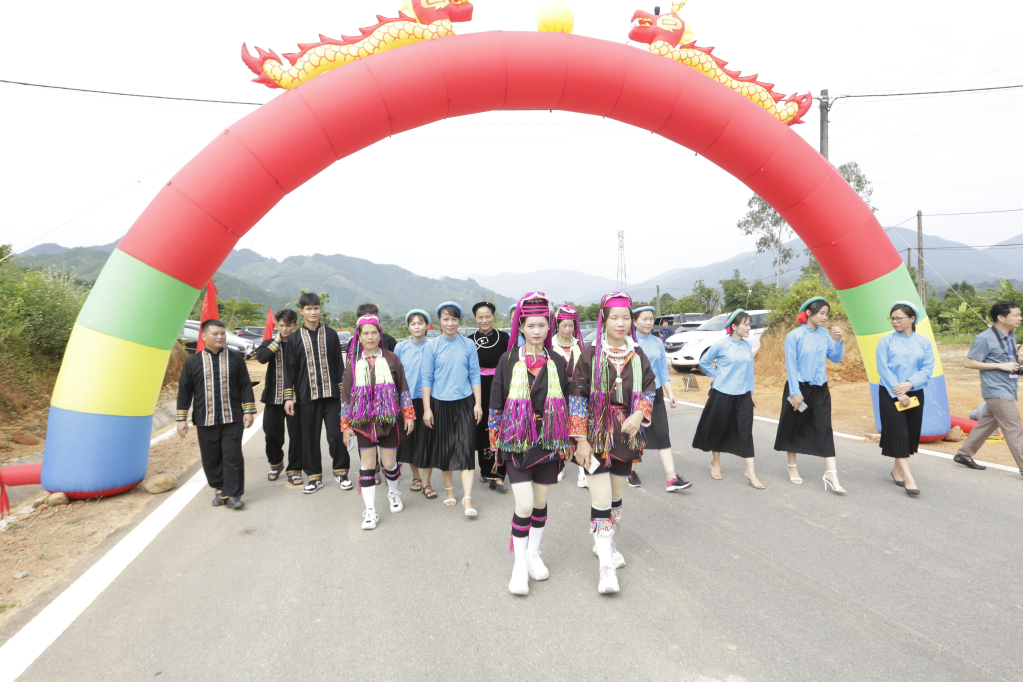 Niềm vui của người dân biên giới xã Hải Sơn trên con đường mới.