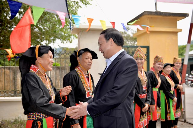 Bí thư Tỉnh ủy Quảng Ninh Nguyễn Xuân Ký tới chung vui Ngày hội Đại đoàn kết toàn dân tộc với người dân.