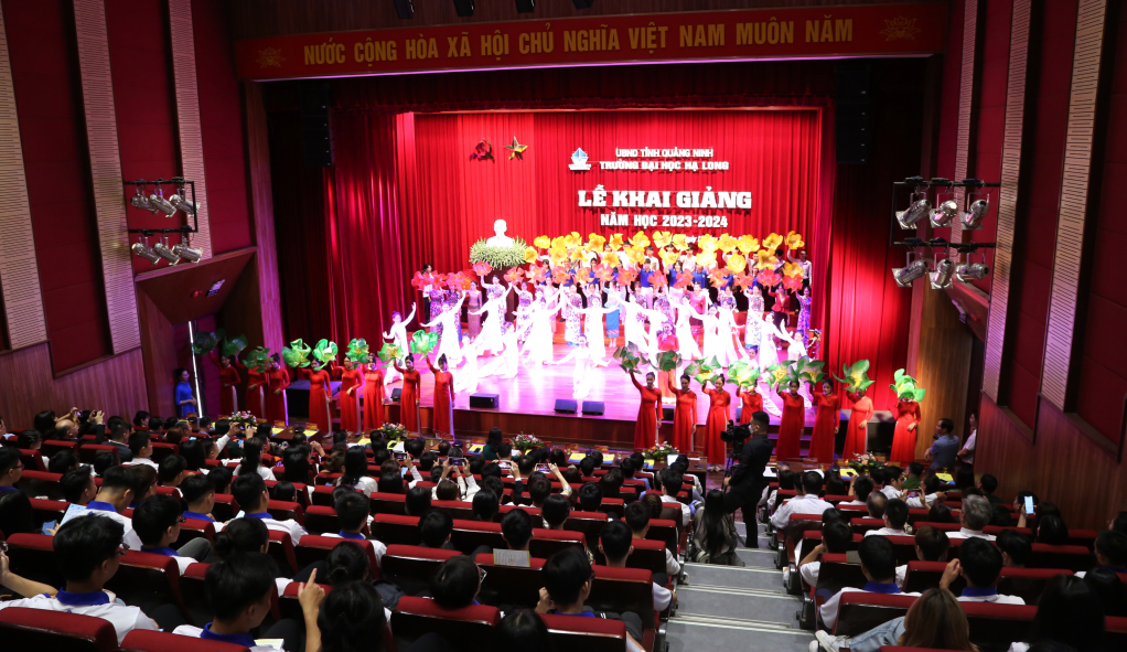 Quang cảnh lễ khai giảng Trường Đại học Hạ Long năm học 2023-2024.