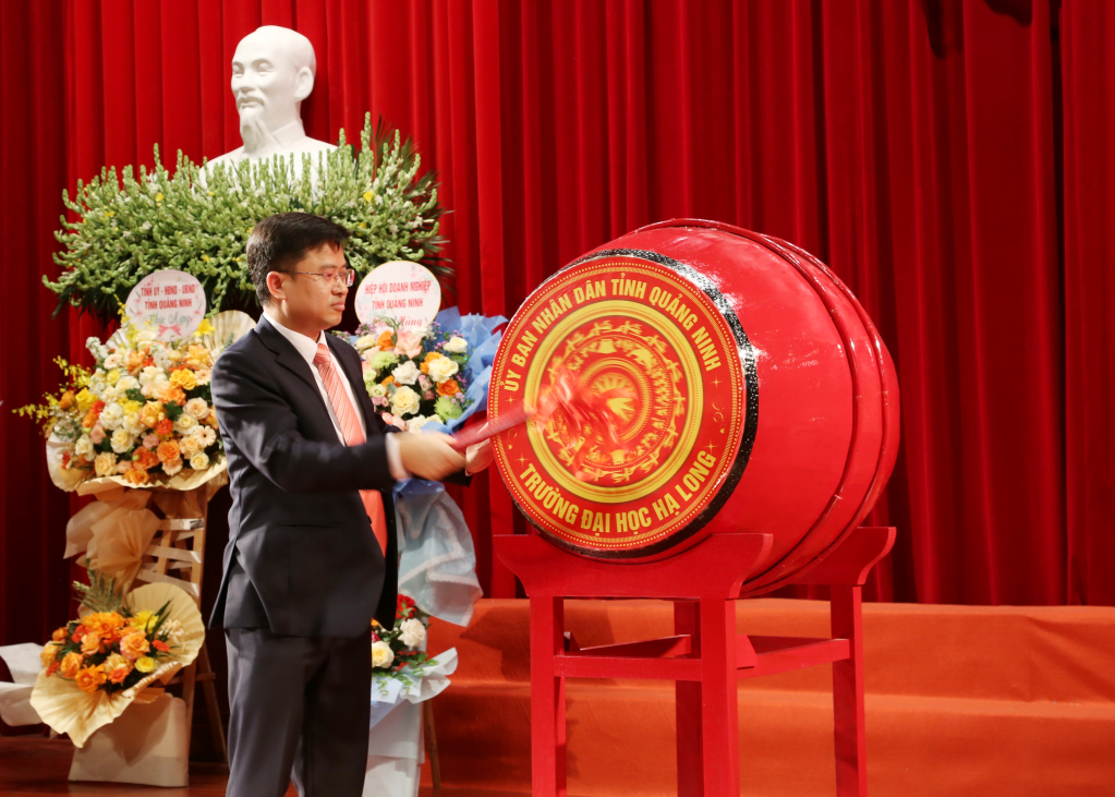 Tiến sĩ Nguyễn Đức Tiệp, Hiệu trưởng Trường ĐH Hạ Long gióng trống khai giảng năm học 2023-2024.