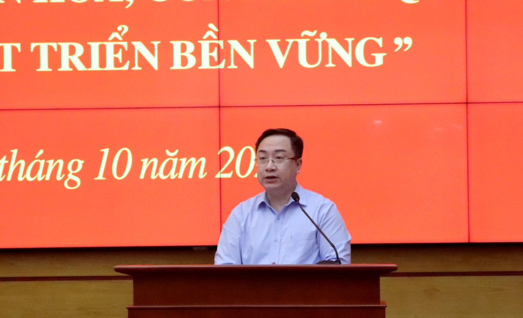 Đồng chí Đặng Xuân Phương, Phó Bí thư Tỉnh ủy, báo cáo kết quả 5 năm thực hiện Nghị quyết 11-NQ/TU.