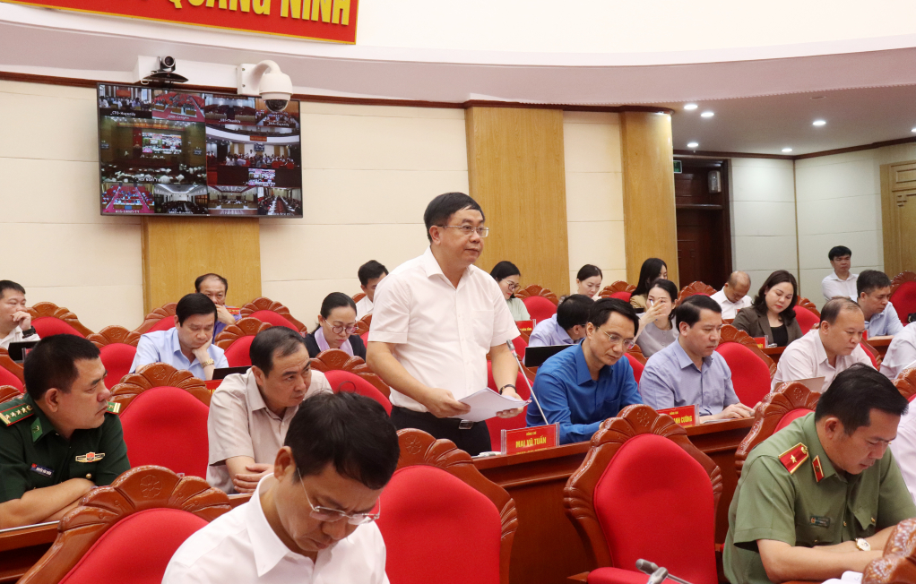 Đồng chí Mai Vũ Tuấn, Giám đốc Trung tâm Truyền thông tỉnh phát biểu tham gia ý kiến tại hội nghị.