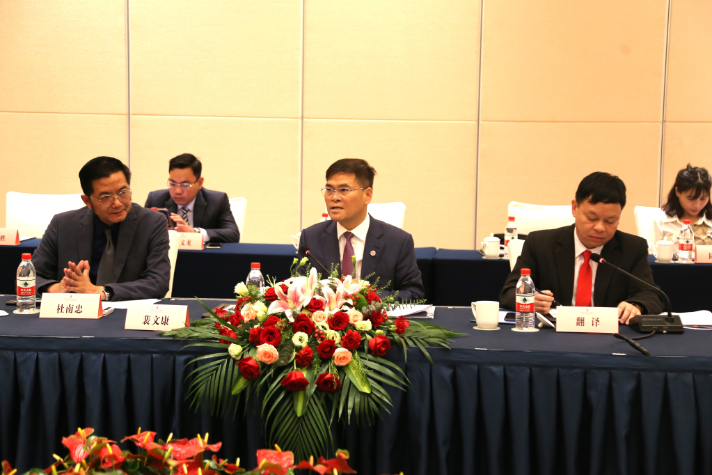 Đồng chí Bùi Văn Khắng, Phó Chủ tịch UBND tỉnh phát biểu tại Hội nghị