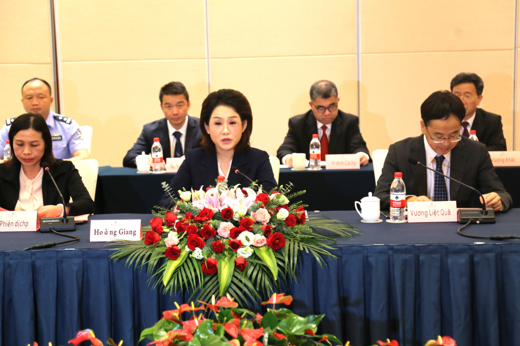 Đồng chí Hoàng Giang, Phó Bí thư Thành ủy Thành phố, Thị trưởng thành phố Phòng Thành Cảng phát biểu tại Hội nghị