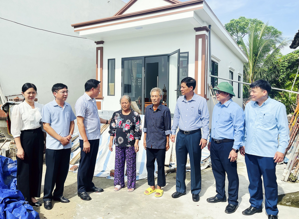 Đồng chí Nguyễn Văn Hồi, Trường Ban Dân vận Tỉnh ủy, Chủ tịch MTTQ tỉnh kiểm tra công tác thực hiện xoá nhà ở tạm, nhà dột nát tại TP Uông Bí.