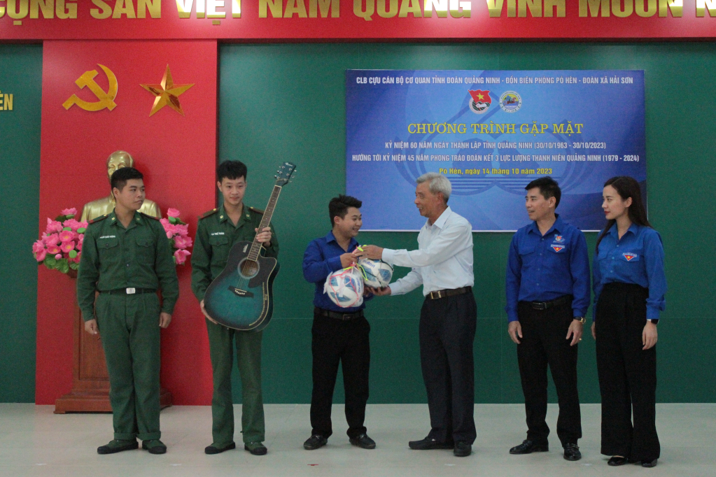 Đại diện Ban Liên lạc  Câu lạc bộ Cựu cán bộ cơ quan Tỉnh đoàn tặng quà cho cụm đoàn kết nghĩa xã Hải Sơn, TP Móng Cái.
