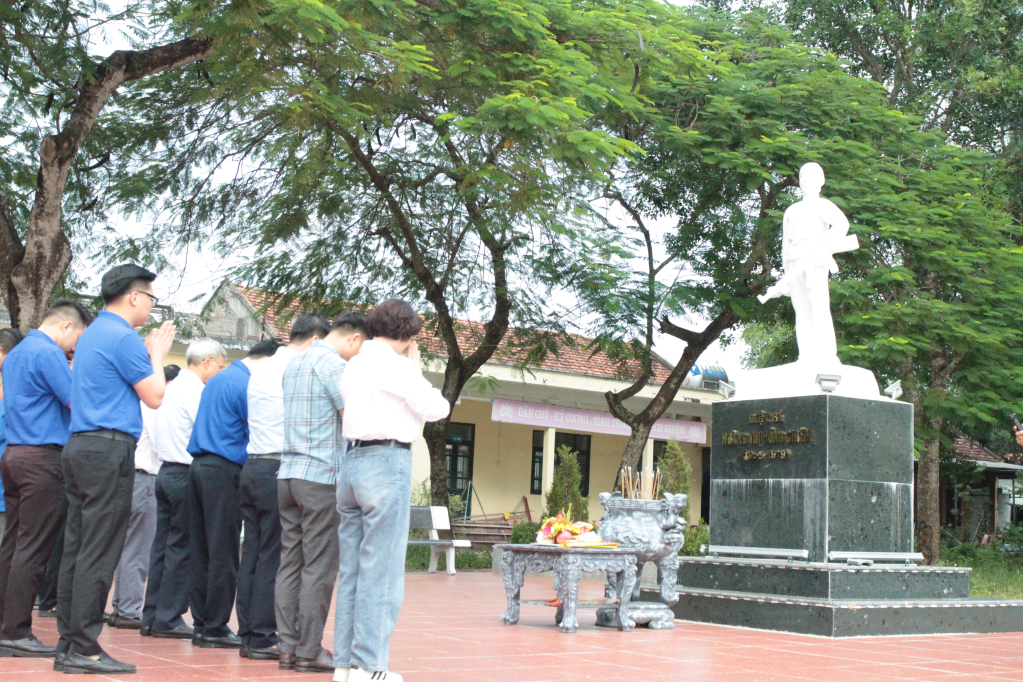 Đoàn công tác dâng hương tượng đài liệt sĩ Hoàng Thị Hồng Chiêm.