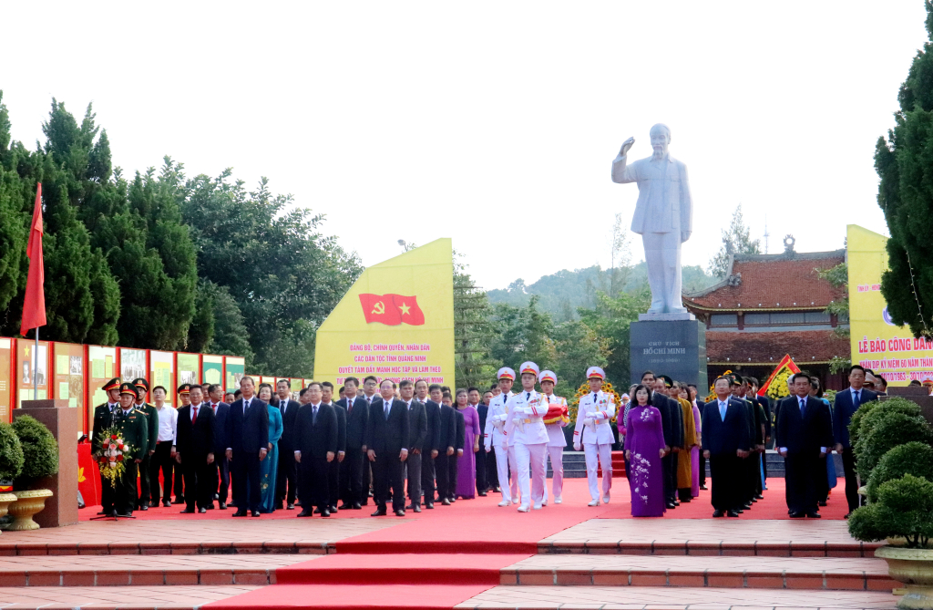 Các đồng chí lãnh đạo tỉnh Quảng Ninh và đại diện các tầng lớp công, nông, trí thức, lực lượng vũ trang và quần chúng nhân dân toàn tỉnh và huyện đảo Cô Tô làm nghi lễ chào cờ.
