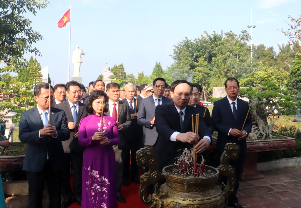 Sau lễ báo công, Đoàn đại biểu của Tỉnh ủy, HĐND, UBND, Ủy ban MTTQ tỉnh Quảng Ninh đến thắp hương tại Khu lưu niệm Chủ tịch Hồ Chí Minh trên huyện đảo Cô Tô.
