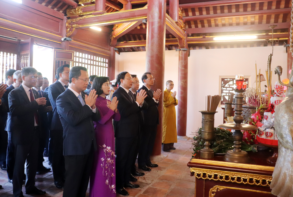 Đoàn đại biểu của tỉnh làm lễ dâng hương tại Đền thờ Chủ tịch Hồ Chí Minh trong Khu lưu niệm Chủ tịch Hồ Chí Minh.