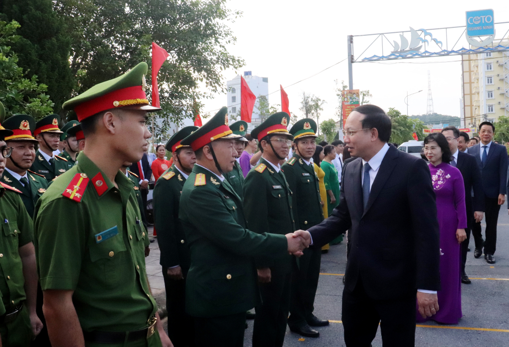 Đồng chí Bí thư Tỉnh ủy, Chủ tịch HĐND tỉnh trò chuyện với quân và dân trên huyện đảo Cô Tô.