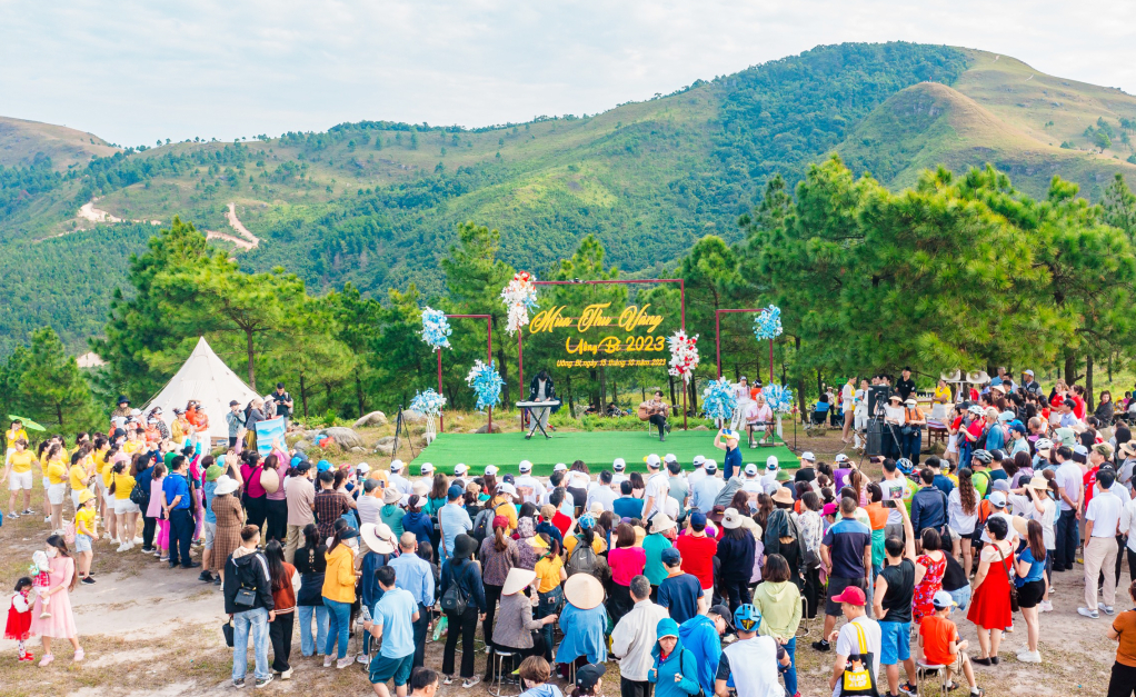 Chương trình “Mùa thu vàng Uông Bí năm 2023” diễn ra sôi động tại đỉnh Phượng Hoàng, một cảnh quan đẹp của Uông Bí.