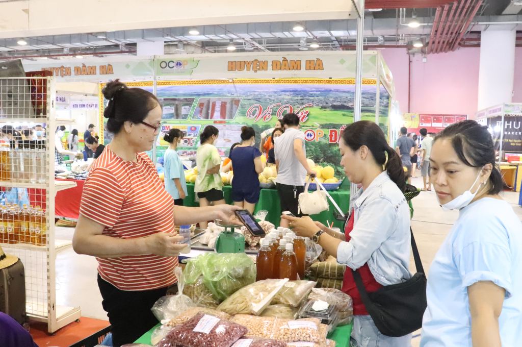 Người dân, du khách quét mã QR thanh toán khi mua hàng tại Hội chợ OCOP Quảng Ninh - Hè 2023. Ảnh: Minh Đức