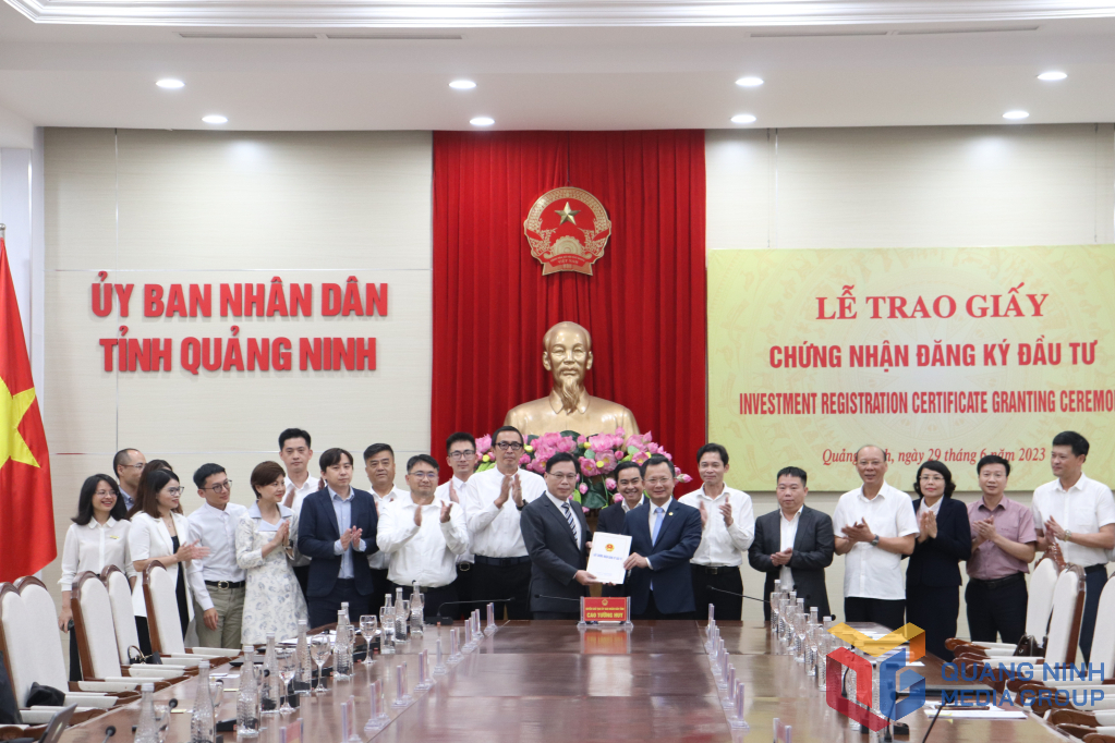  Đồng chí Cao Tường Huy, Ủy viên Ban Thường vụ Tỉnh ủy, Quyền Chủ tịch UBND tỉnh trao Giấy CNĐKĐT cho đại diện Tập đoàn Foxconn. 