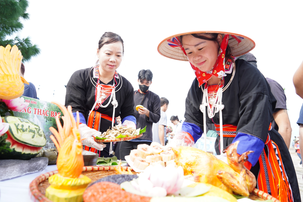 Tham gia Hội thi ẩm thực dã ngoại Phượng Hoàng, đội thi đến từ nhà hàng du lịch sinh thái Khe Song - Thác Bạc xuất sắc vượt qua 12 đội thi giành giải đặc biệt.