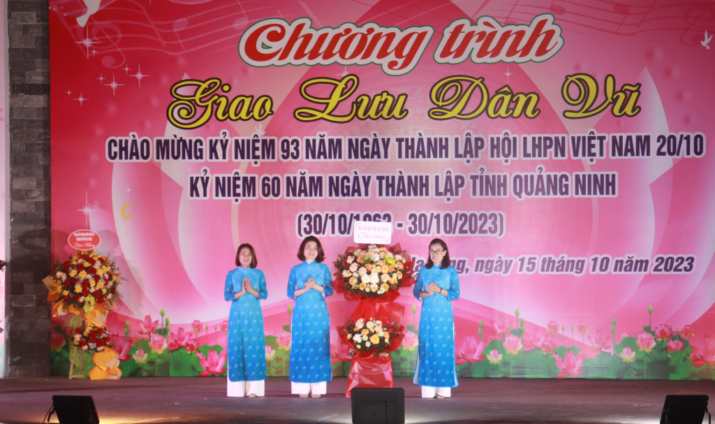 Đại diện Hội LHPN tỉnh Quảng Ninh tặng hoa cho Ban tổ chức.