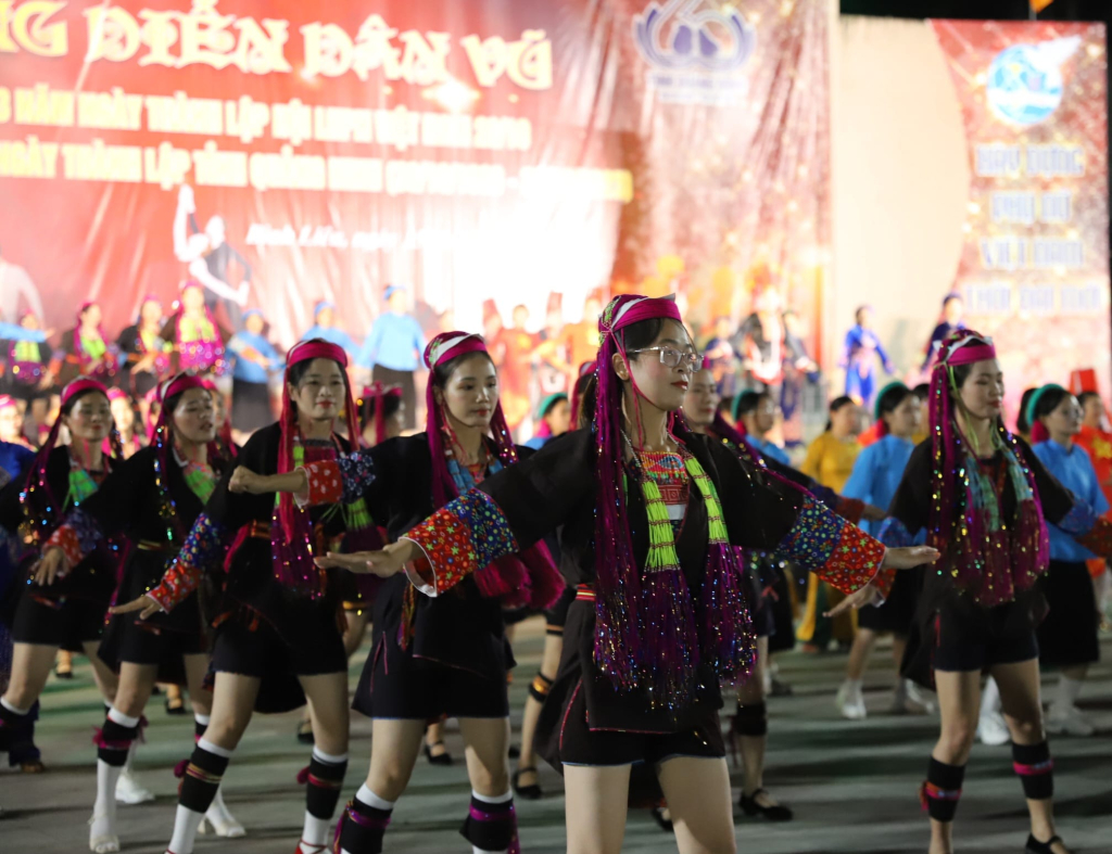 Chương trình đồng diễn dân vũ của Hội LHPN huyện Bình Liêu. (Ảnh CTV)