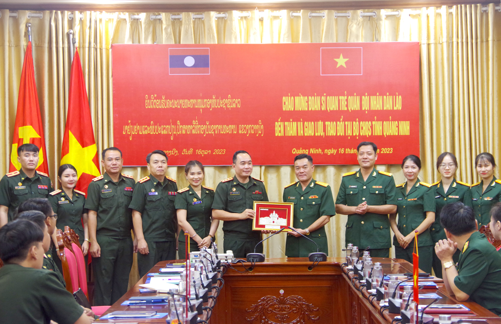 Đoàn công tác QĐND Lào tặng quà lưu niệm cho Bộ CHQS tỉnh.