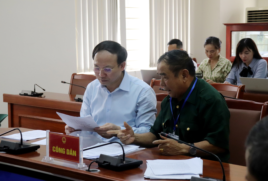 Đồng chí Bí thư Tỉnh ủy lắng nghe kiến nghị, phản ánh của ông Nguyễn Quốc Phòng, phường Vàng Danh, TP Uông Bí.