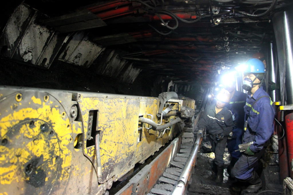 Khai thác than trong hầm lò tại Công ty CP Than Dương Huy. Ảnh: Mạnh Trường