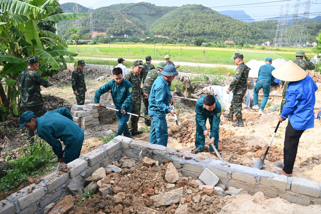 Ban CHQS thị xã ĐT hỗ trợ xây nhà tình nghĩa cho bà Ngô Thị Dung, thôn Bến Vuông, xã Bình Khê, TX ĐT.