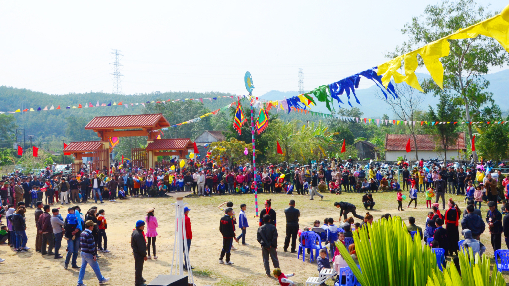 Rực rỡ sắc màu lễ hội đầu năm của người Dao Thanh Y ở Bằng Cả (TP Hạ Long). Ảnh: Tạ Quân