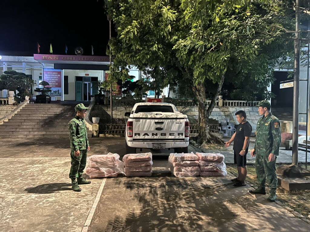 Đối tượng Nình A Mỷ cùng tang vật tại Đồn BP Bắc Sơn