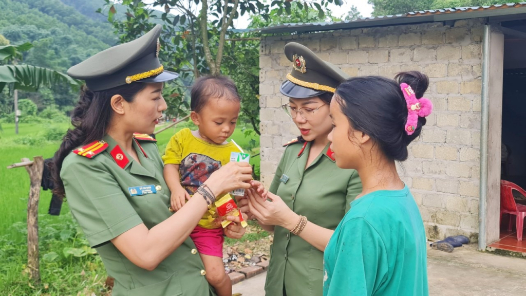 Hội Phụ nữ Khối An ninh Nhân dân (Công an tỉnh) thăm, động viên gia đình em Triệu Thị Hoa (thôn Khen Lèn, xã Đồng Lâm, TP Hạ Long).