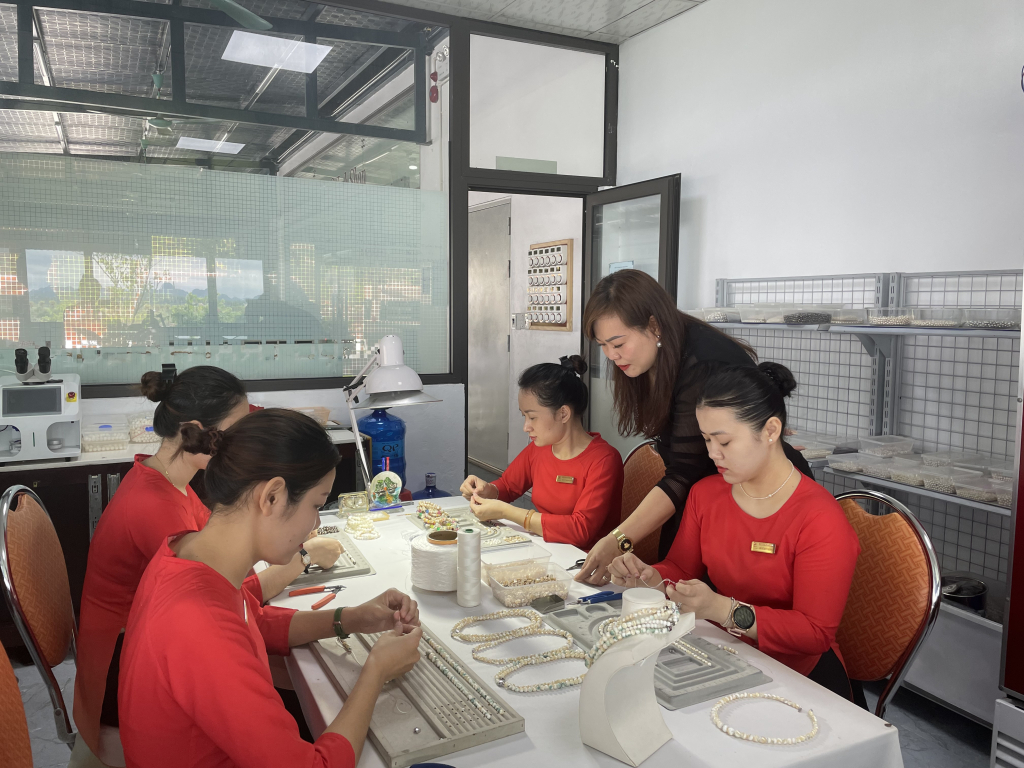  Doanh nhân Nguyễn Thùy Hương, Giám đốc Công ty CP Ngọc Trai Hạ Long hướng dẫn nhân viên các kỹ thuật để cho ra những sản phẩm ngọc trai đảm bảo chất lượng. 