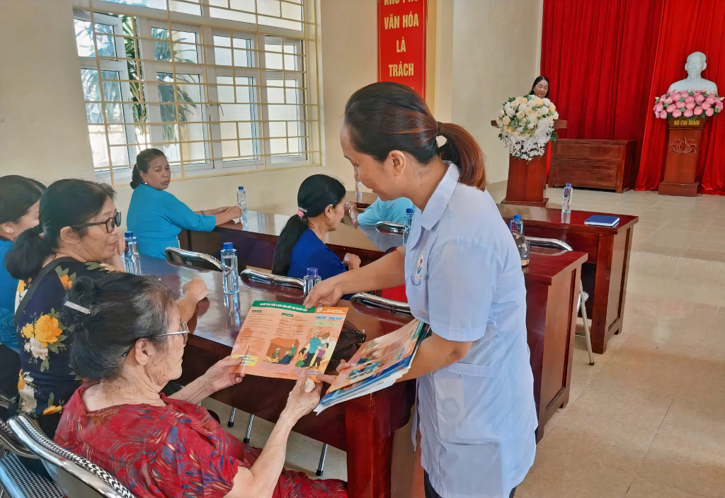 Trạm Y tế phường Hải Yên (TP Móng Cái) phát tờ rơi tuyên truyền về chăm sóc sức khoẻ người cao tuổi.