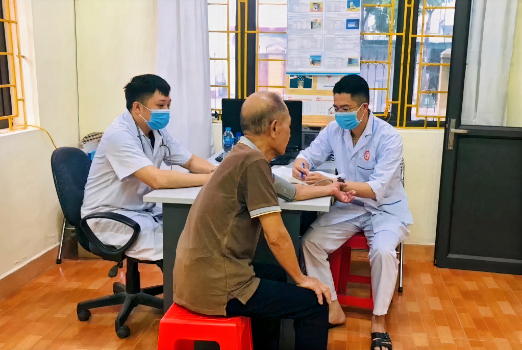 Trung tâm Y tế TX Quảng Yên Tư vấn các kiến thức phòng tránh một số bệnh phổ biến cho thương binh, bệnh binh, người có công.