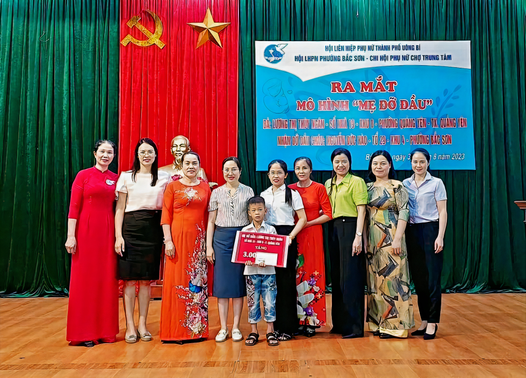 Nguyễn Đức Hào (SN 2017) là trẻ mồ côi mẹ có hoàn cảnh khó khăn ở phường Bắc Sơn (TP Uông Bí) được bà Lương Thị Thúy Ngân (TX Quảng Yên) nhận đỡ đầu.