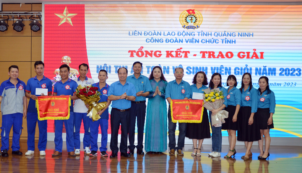 Lãnh đạo Công đoàn Viên chức tỉnh trao giải nhì cho 2 đội thi Công ty CP Bia và Nước giải khát Hạ Long và Công ty TNHH MTV Nước khoáng Quảng Ninh.