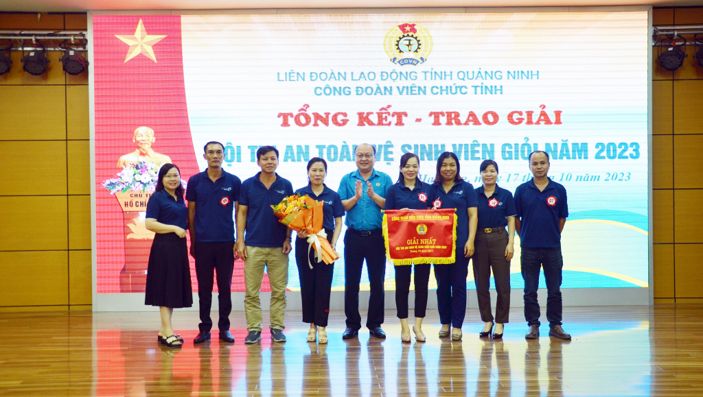 Đồng chí Bùi Minh Thanh, Phó Chủ tịch Thường trực LĐLĐ tỉnh trao giải nhất tập thể cho đội thi Công ty TNHH MTV Nước khoáng Công đoàn Quảng Ninh.