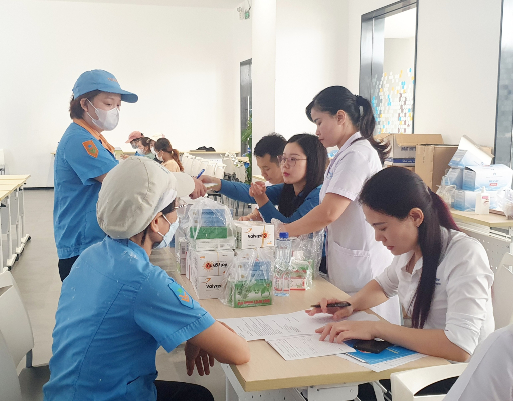 Khám, tư vấn sức khỏe, cấp phát thuốc miễn phí cho nữ CNLĐ các công ty thuộc Khu công nghiệp Cảng biển Hải Hà.