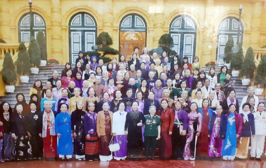 CCB Đào Thị Tuất (thứ 3 từ trái sang, hàng thứ 3 tính từ dưới lên) trong đoàn phụ nữ Việt Nam tiêu biểu gặp mặt Phó Chủ tịch nước năm 2015. (Ảnh nhân vật cung cấp)