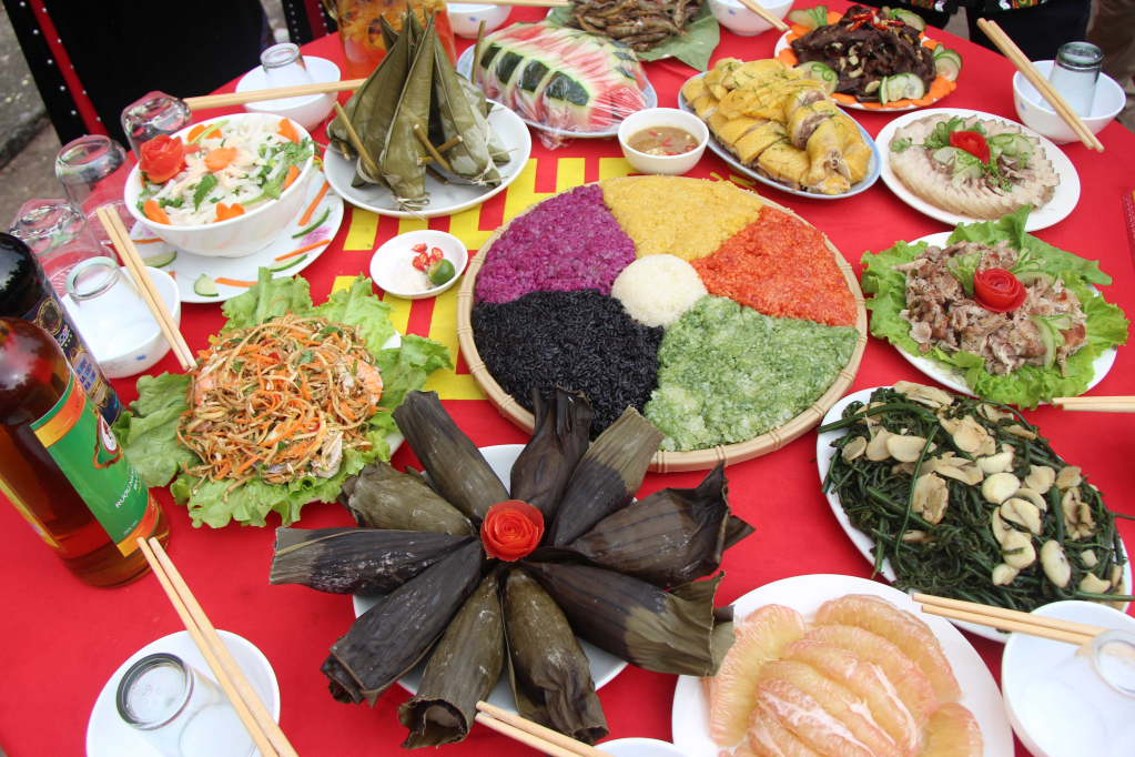 Phần thi ẩm thực mâm cỗ vào các dịp Lễ, Tết của dân tộc Tày.