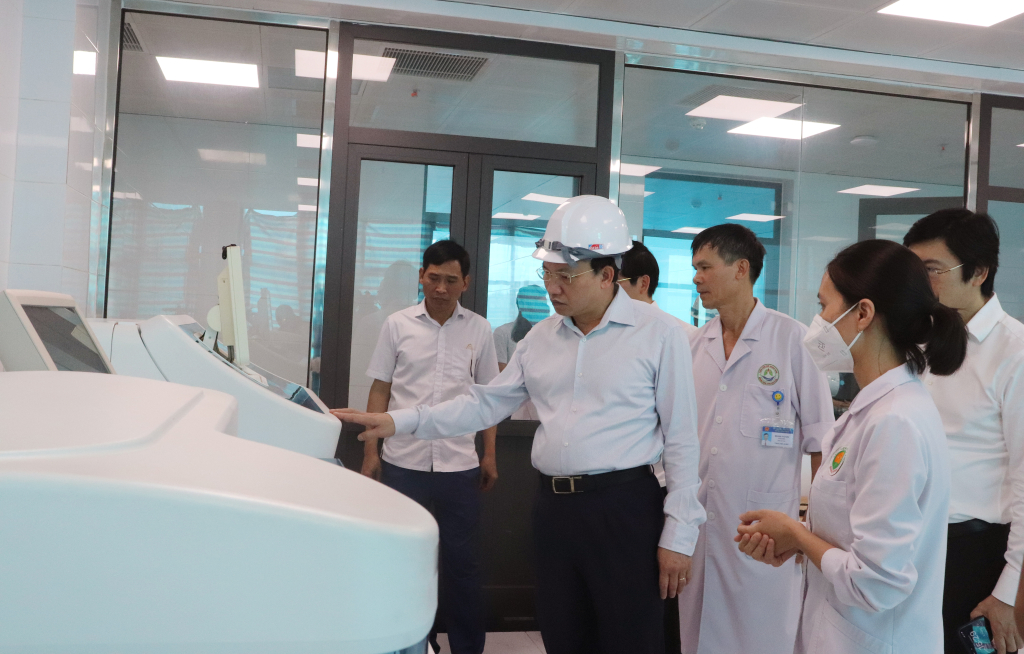 Đồng chí Nguyễn Xuân Ký, Ủy viên Trung ương Đảng, Bí thư Tỉnh ủy, Chủ tịch HĐND tỉnh kiểm tra tiến độ thi công và trang thiết bị tại Bệnh viện Phổi Quảng Ninh.