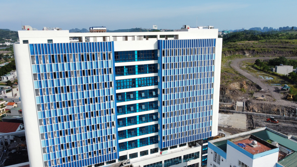 Tòa nhà kỹ thuật, nghiệp vụ, điều trị, dinh dưỡng cao 11 tầng được xây dựng mới.