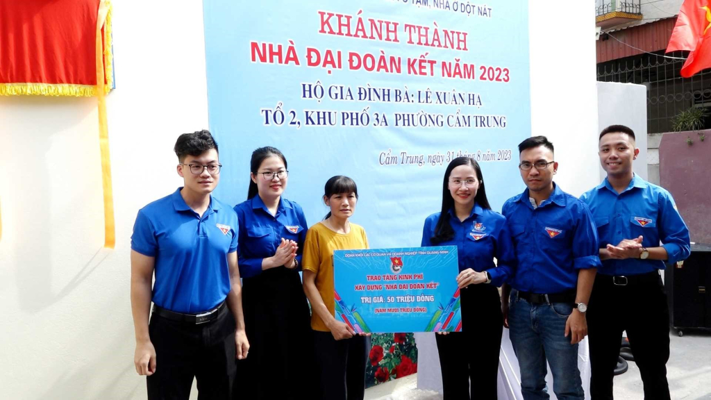 Ban Thường vụ Đoàn Khối các cơ quan và doanh nghiệp tỉnh trao tặng kinh phí xây dựng nhà đại đoàn kết trị giá 50 triệu đồng cho gia đình bà Lê Xuân Hạ