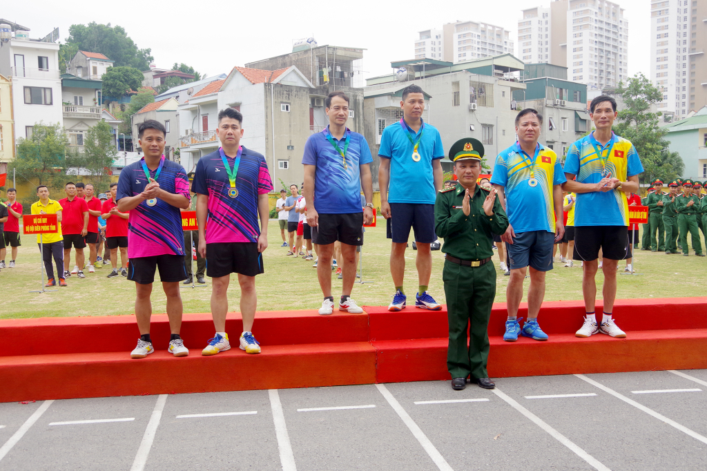Lãnh đạo Bộ chỉ huy Bộ đội Biên phòng tỉnh trao giải môn Bóng bàn.