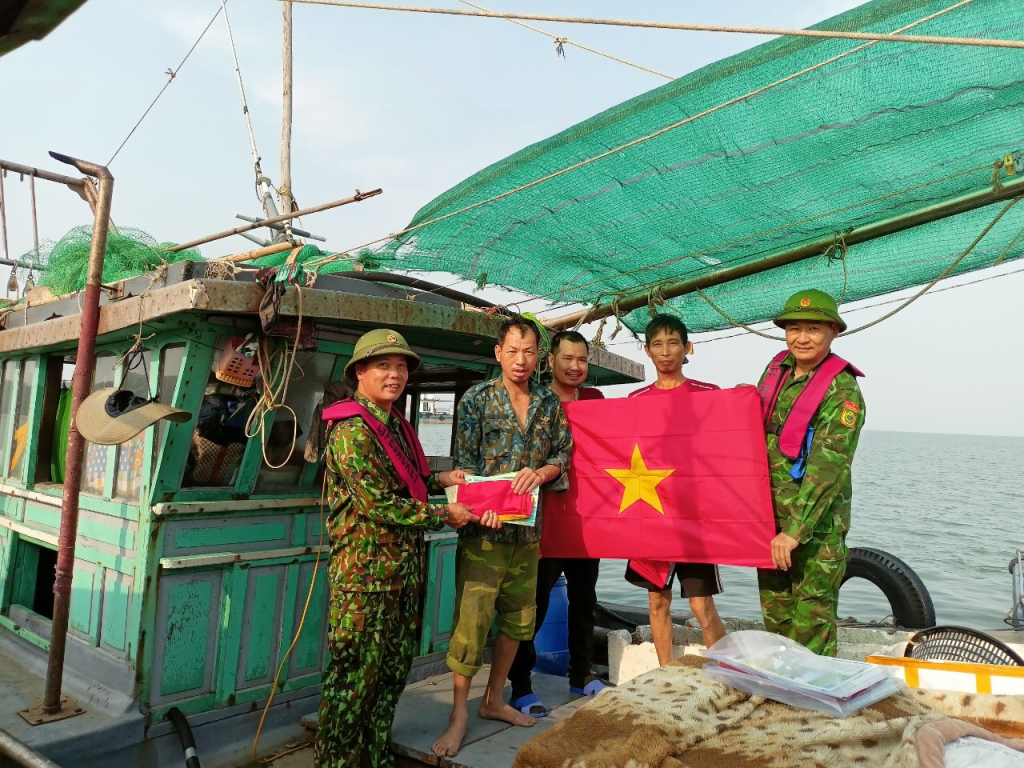 CBCS Hải đội 2 tặng cờ Tổ quốc cho ngư dân.