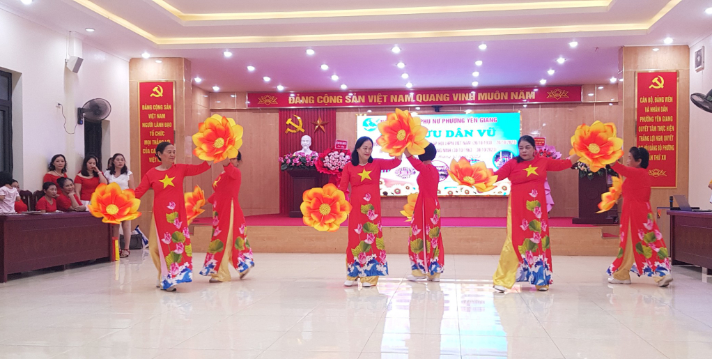 Phường Yên Giang (TX Quảng Yên) tổ chức giao lưu dân vũ.
