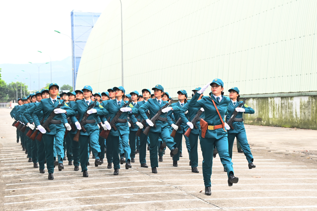 Khối Nữ tự vệ tại TP Uông Bí hăng say luyện tập để tham gia Lễ diễu binh, diễu hành và biểu dương lực lượng kỷ niệm 60 năm Ngày thành lập tỉnh.