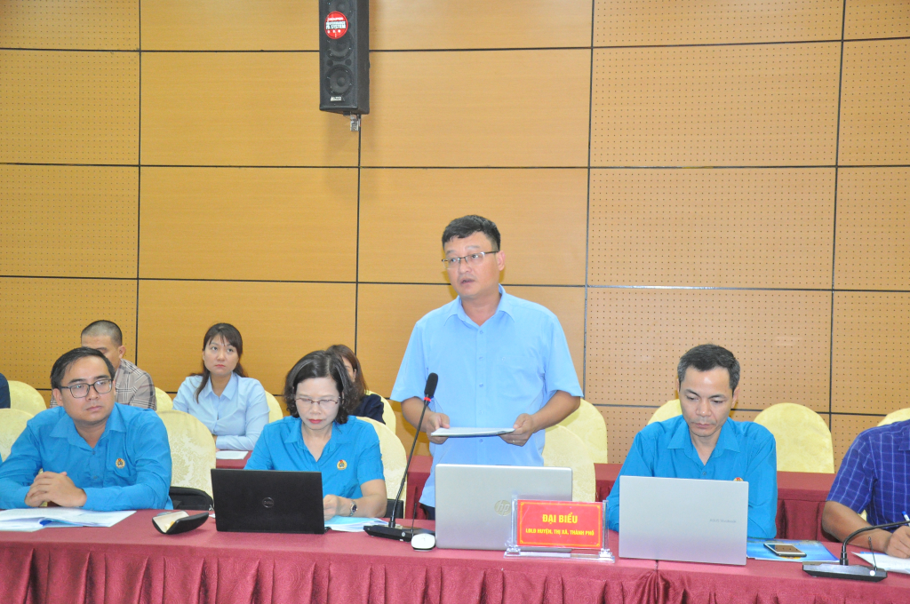 Đồng chí Tô Duy Tòng, Chủ tịch LĐLĐ thị xã Quảng Yên tham gia ý kiến tại hội thảo.