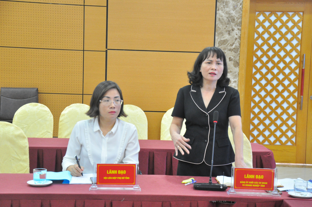 Nguyễn Thị Vinh, Bí thư Đảng ủy khối các cơ quan và doanh nghiệp tỉnh Quảng Ninh phát biểu tại hội thảo.