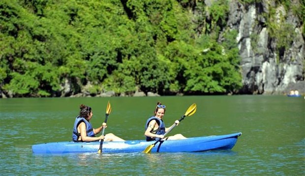 Quang Ninh promotes development of water sports, entertainment tourism hinh anh 1