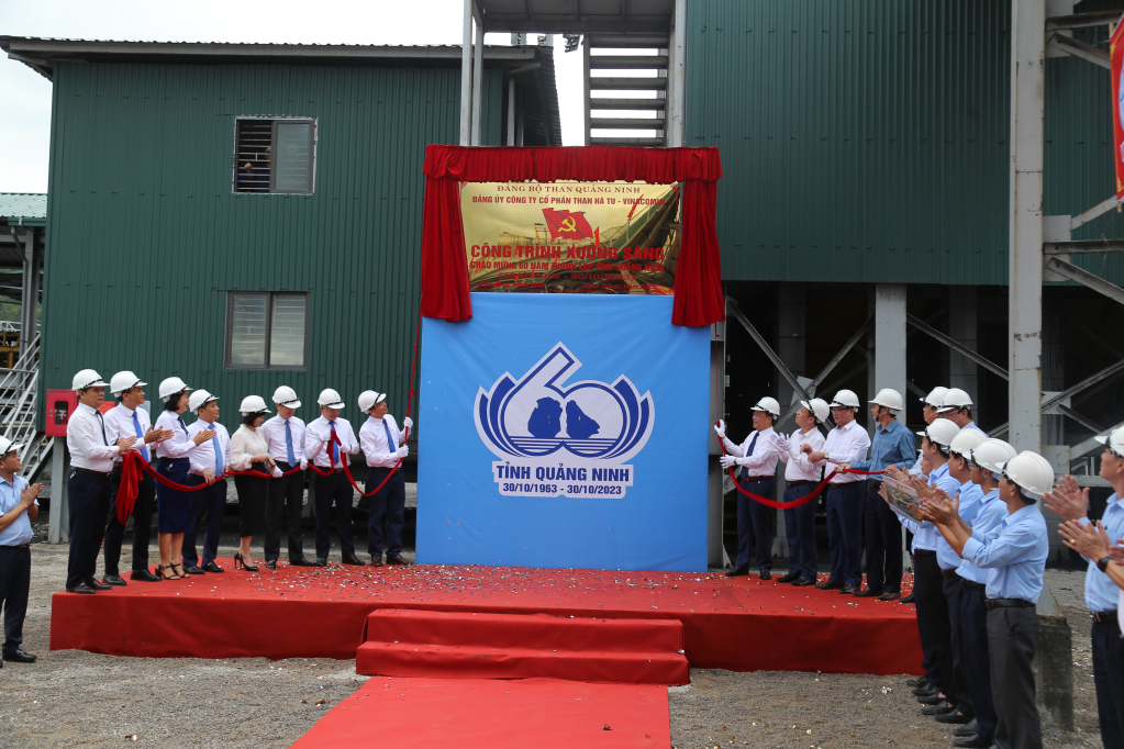 Các đại biểu Đảng bộ Than Quảng Ninh và Đảng bộ Công ty CP Than Hà Tu dự lễ gắn biển công trình