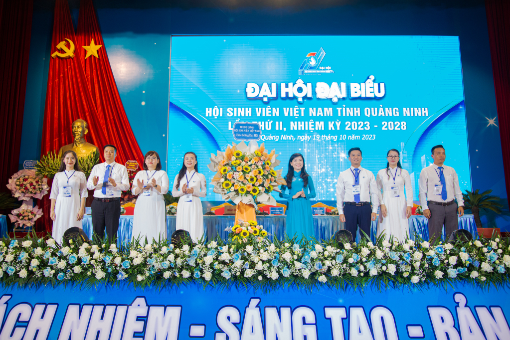 Đại diện Trung ương Hội Sinh viên Việt Nam tặng hoa Đại hội. 